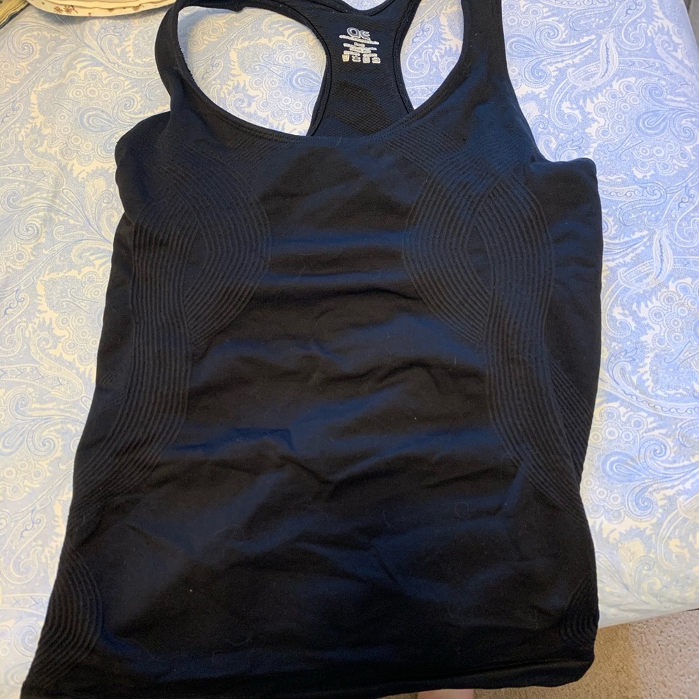 Workout tank top w built in sports bra 💕💪🏻